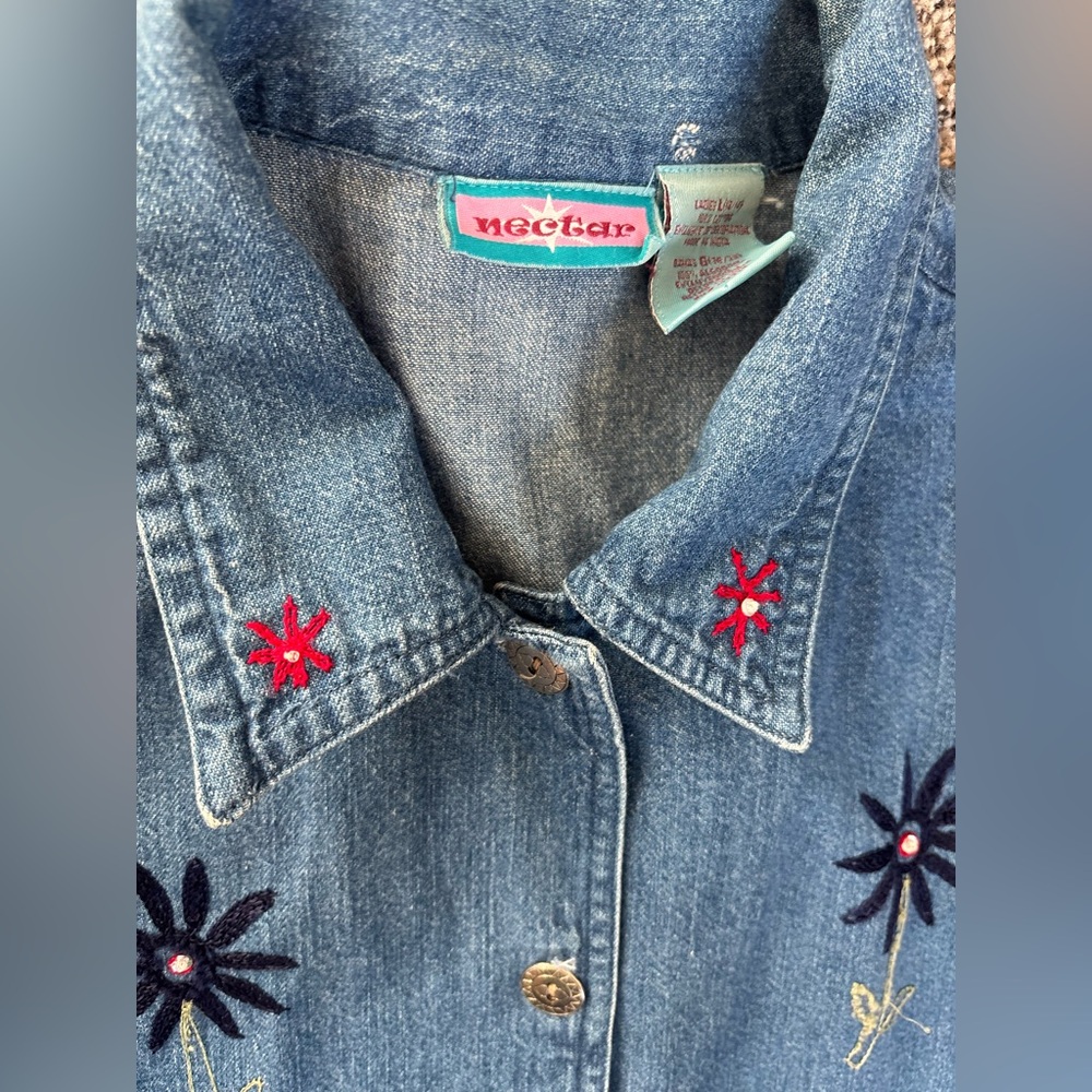 Vintage 80s 90s retro girly Denim Embroidered Floral button down shirt - Blue - Picture 4 of 6
